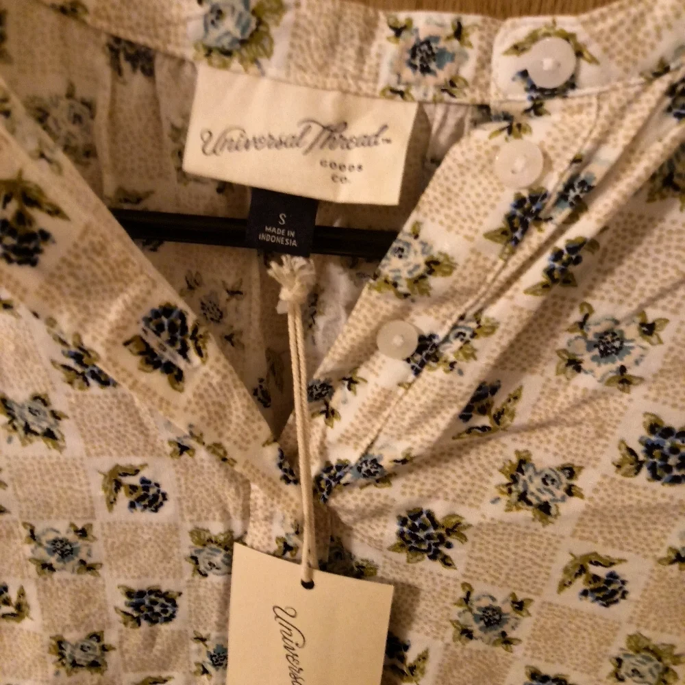 Floral Cream Universal Thread Women's Small Casual NWT Shirt - Picture 3 of 4
